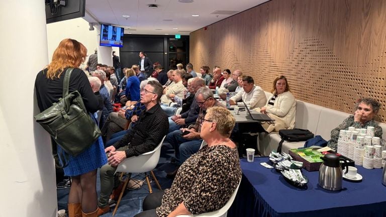 Volle publieke tribune in gemeentehuis van Moerdijk (foto: Erik Peeters)