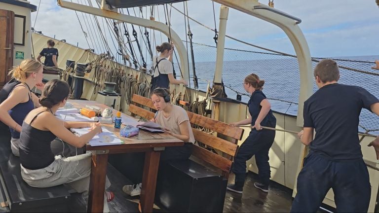De leerlingen aan het werk op de boot (foto: School at Sea).