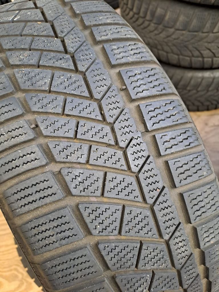 Het profiel van een winterband met extra groeven in het profiel (foto:Nick Dinten).