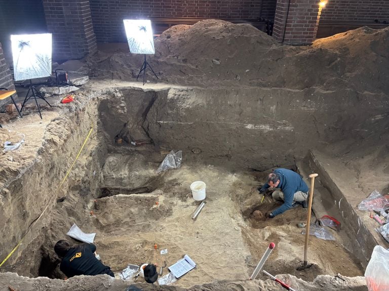 Midden in de kerk wordt er gegraven op zoek naar skeletten (foto: Dtv Nieuws).