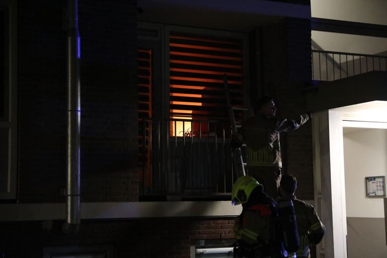 In het appartement brak brand uit (foto: Christian Traets/Persbureau Heitink).