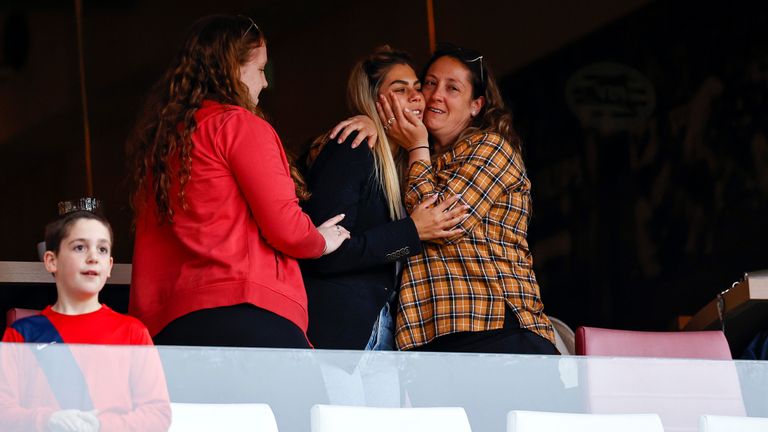 De vrouw (in het midden) van Eran Zahavi (foto: ANP). 