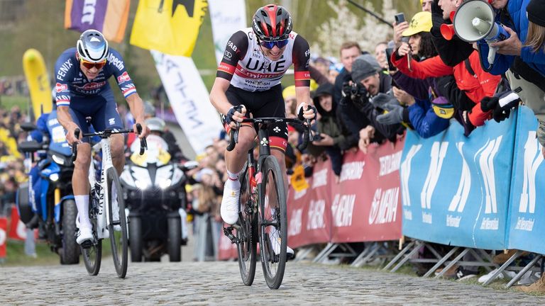 Tadej Pogacar lijkt Mathieu van der Poel te lossen (Foto: ANP)