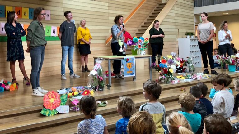 De leraren van basisschool De Trumakkers in Heeze werden in het zonnetje gezet. 