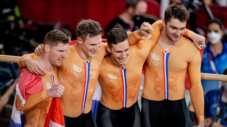 Harrie Lavreysen (tweede van rechts) met het winnende team (foto: ANP). 