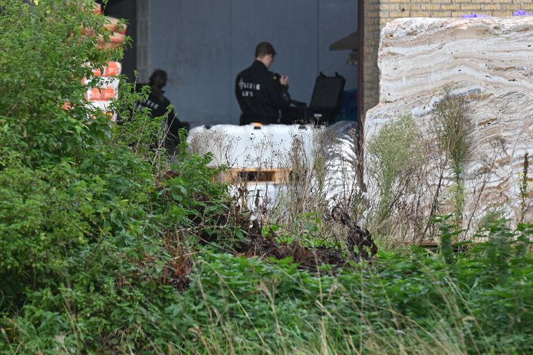 Het onderzoek naar de cocaïnewasserij in Zundert gaat zaterdagochtend verder (foto: Perry Roovers/SQ Vision).