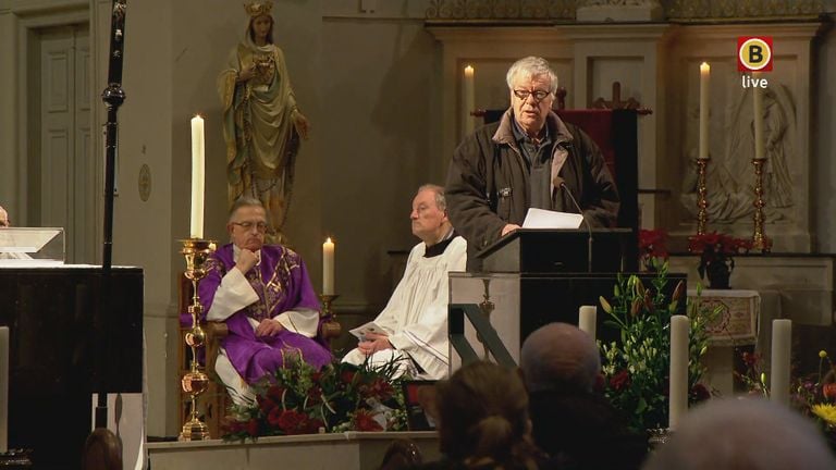 Frans van Hoof spreekt bij het afscheid van weerman Johan Verschuuren. (foto: Omroep Brabant)