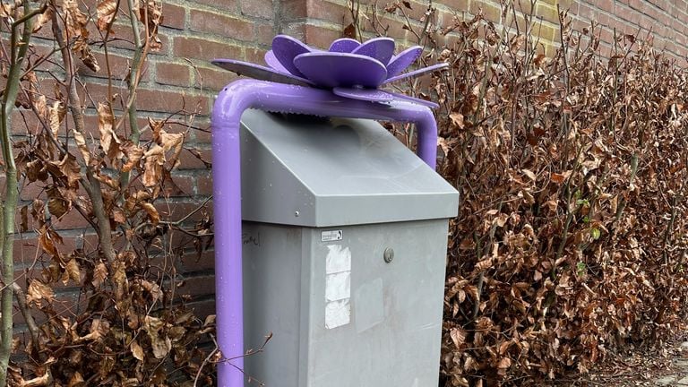 De bloemen zijn voorzien van een coating om roest en andere beschadigingen tegen te gaan. (Foto: Benjamin Scheltema)