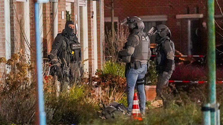 Een arrestatieteam hield de verdachte van de schietpartij donderdagnacht rond vijf uur aan (foto: Dave Hendriks/SQ Vision).