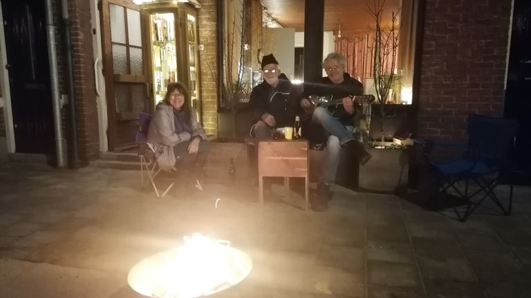 Ook in de Gasstraat luiden de bewoners het nieuwe jaar vrolijk in.