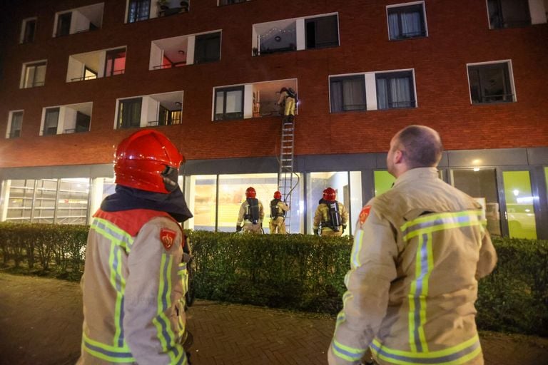 Brandweer blust brand op balkon (Foto: Arno van der Linden - SQ Vision Mediaprodukties)