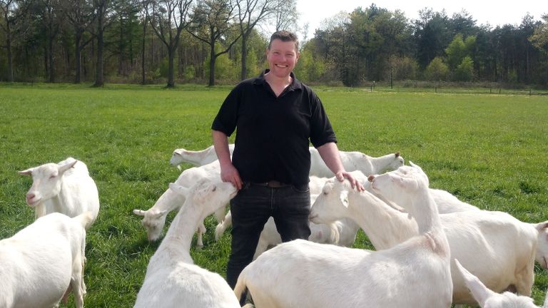 Theo van Dillen met zijn biologische geiten.
