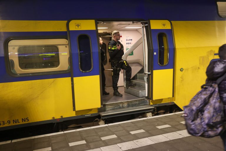 Agenten in kogelwerende vesten en een politiehond gingen de trein in (foto: Arno van der Linden/SQ Vission).