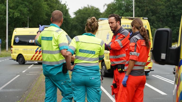 Overleg tussen de hulpverleners na de aanrijding in Dorst (foto: Jeroen Stuve/SQ Vision).