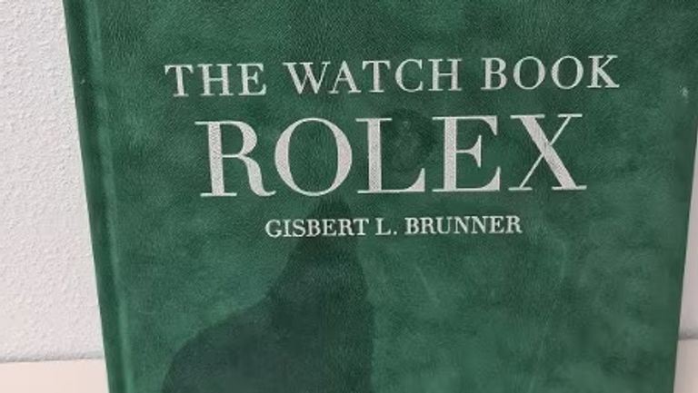 In het oog springt dit koffietafelboek van Rolex dat bij de inbrekers werd gevonden (foto: politie).