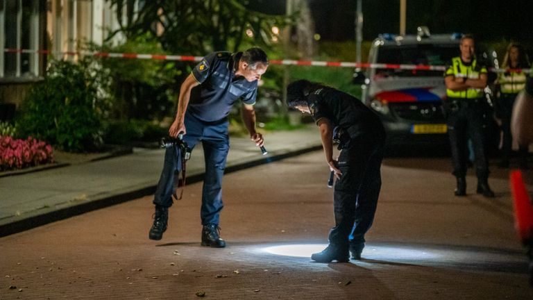 Onderzoek rond het huis aan de Zandbosweg in Deurne waar de explosie plaatsvond (foto: Dave Hendriks/SQ Vision).