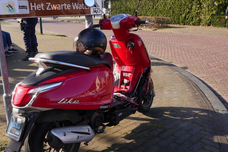  De bestuurster van de scooter kwam in botsing met een auto (foto: Harrie Grijseels/SQ Vision).