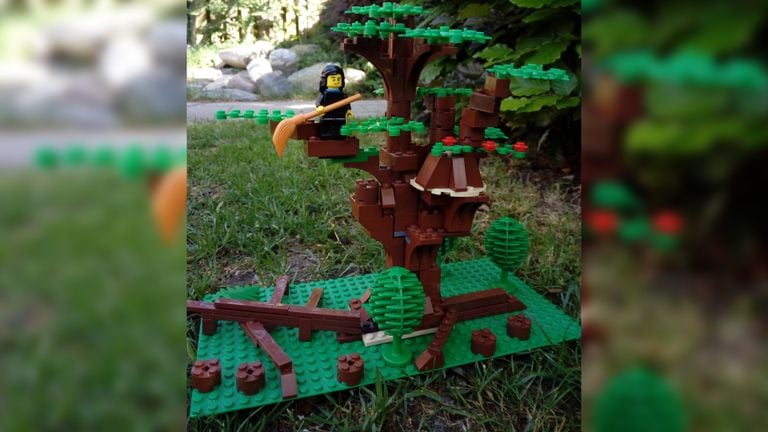De echte variant van de Heksenboom in Bladel werd genomineerd tot mooiste boom van Europa, deze LEGO-variant van Pim en Marijn mag er ook zeker zijn!