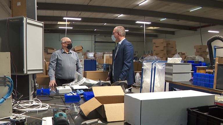 Hans en Jos overleggen over het werk in de fabriek. (Foto: Omroep Brabant)