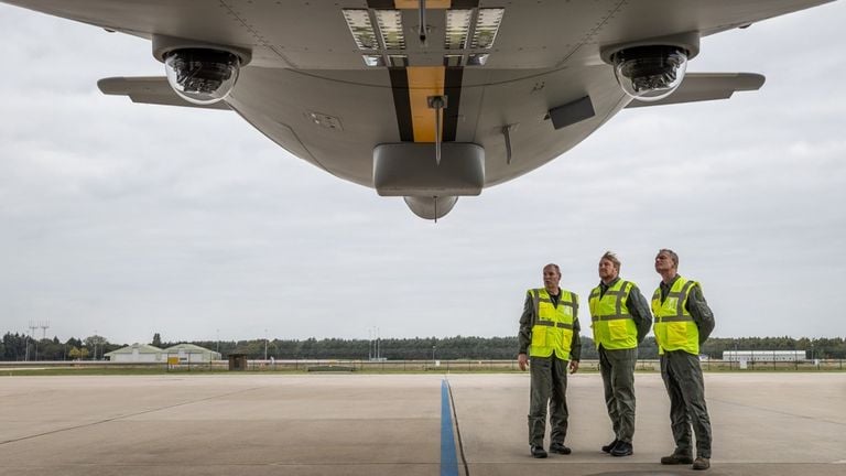 De koning bekijkt het tanksysteem onder het nieuwe toestel. (foto: Koninklijke Luchtmacht)