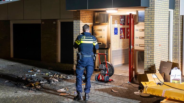 De politie doet onderzoek na de brand bij de flat aan de Brabantstraat in Oss (foto: Gabor Heeres/SQ Vision).