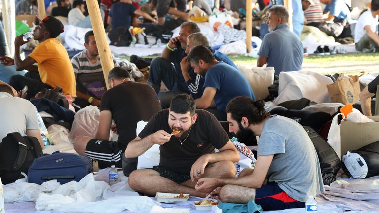 In de zomer van 2022 verbleven mensen buiten de muren van het overvolle aanmeldcentrum in Ter Apel. (Foto: ANP)