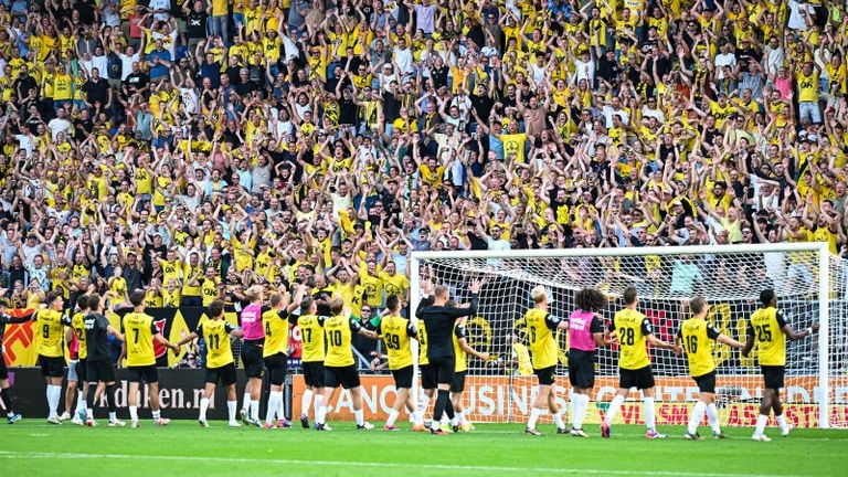 NAC-spelers vieren feest met hun fans (foto: ANP).