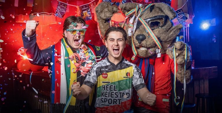 Het carnavaleske tenue (Foto: Helmond Sport).