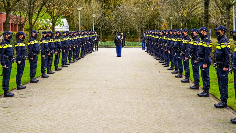 Een erehaag van vijftig agenten (foto: Dave Hendriks/SQ Vision).