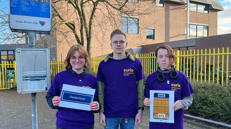 Indy, Wessel en Line voeren actie tegen het verdwijnen van de buslijnen (foto: Ista van Gaalen). 