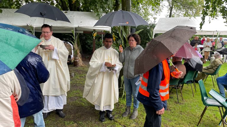 Weer of geen weer, de oogstdankviering in Nijnsel ging deze ochtend ‘gewoon’ door (foto: Hans Janssen).