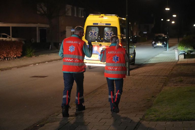 Een bewoner die het benauwd had vanwege de rook is naar een ziekenhuis gebracht (foto: WdG/SQ Vision).