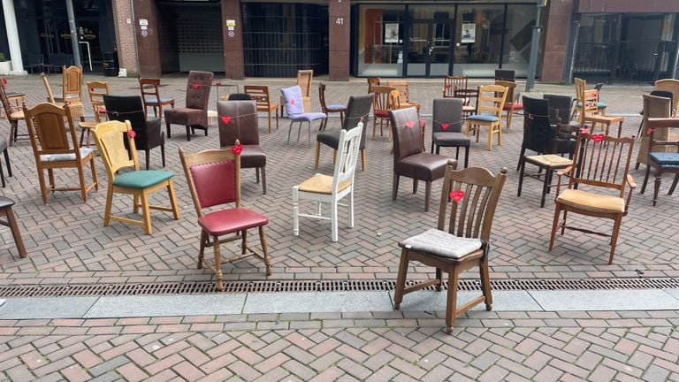 120 lege stoelen op de Markt in Roosendaal, als symbool voor de verkeersdoden in 2023