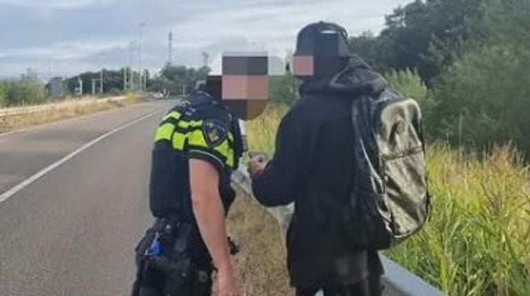 Man loopt langs autoweg (foto: Politie).