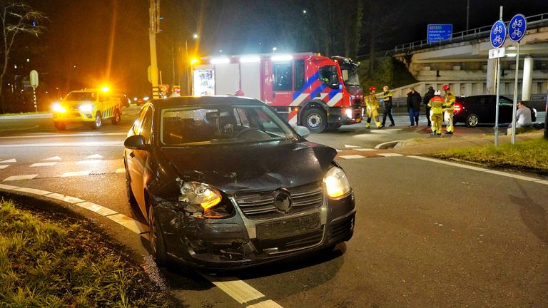 Bij de botsing op de Vijf Eikenweg in Oosterhout waren twee auto's betrokken (foto: Jeroen Stuve/SQ Vision).