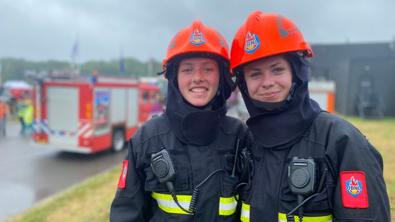 Maartje (l) en Dewi (r) na de oefening. 