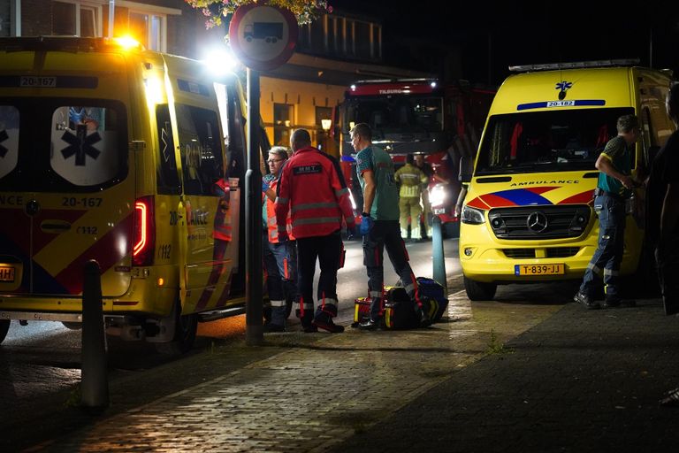 Het slachtoffer is met spoed naar een ziekenhuis gebracht (foto: Jeroen Stuve/SQ Vision).