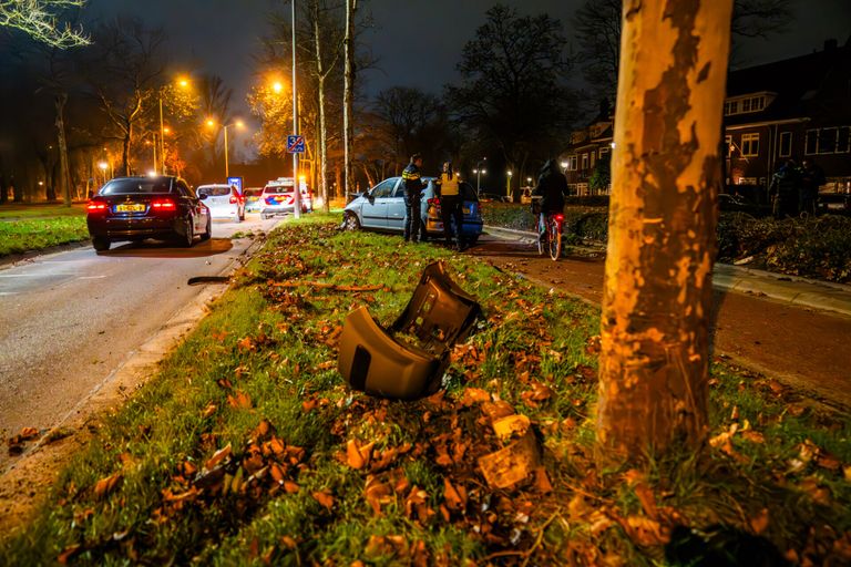 De auto crashte op de Eedenstraat in Eindhoven (foto: Dave Hendriks/SQ Vision).