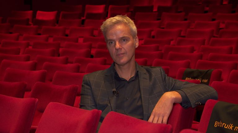 Directeur Rob van Steen is blij dat er weer leven in het Tilburgse theater komt. 