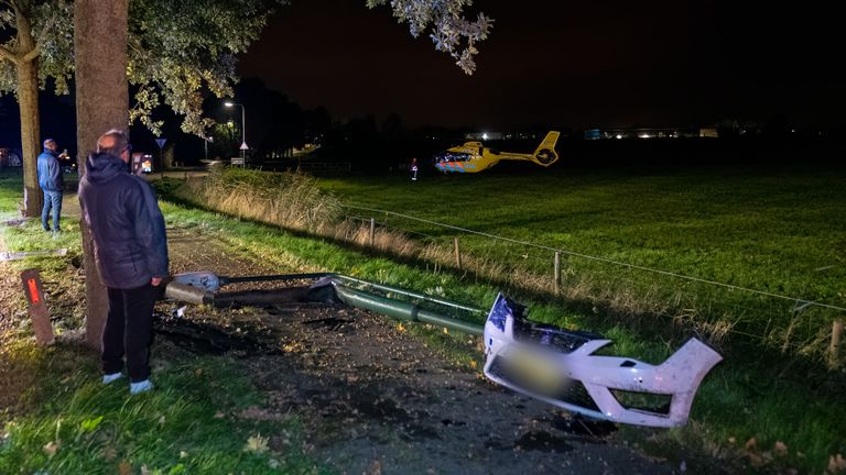 Vanwege de ernst van de situatie kwam een traumaheli naar de Heusdenseweg in Herpt (foto: Iwan van Dun/SQ Vision).