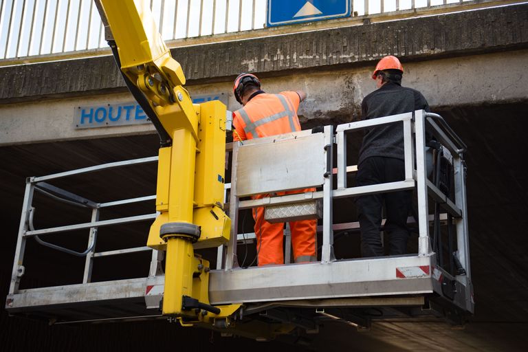 Vrachtwagen raakt brug (foto: Walter van Bussel/SQ Vision).