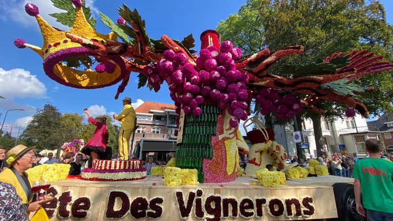 De wagen van buurtschap Kompas, met het franse feest van de wijnmakers (foto: Jan Peels)