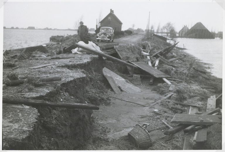 Dijk tussen Fijnaart en Heijningen (foto: West Brabants Archief/Persbureau Het Zuiden)