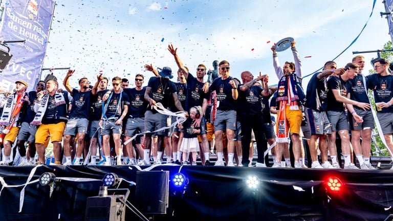 De selectie van Willem II bij de huldiging. (Foto: Marcel van Dorst/Eye4images)