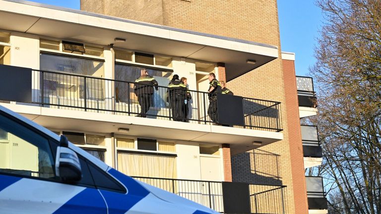 De politie bij de flat in de Predikherenlaan in Tilburg (foto: Toby de Kort/SQ Vision).