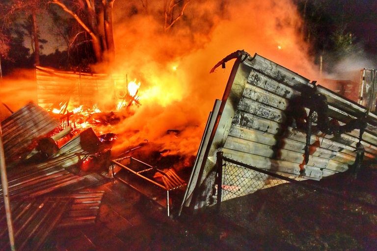 Hoe de brand in Waalre kon ontstaan, wordt onderzocht (foto: Rico Vogels/SQ Vision).