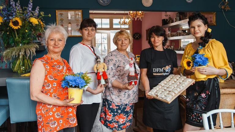 De dames uit de noodopvang in Oss koken voor inwoners (foto: Chesak Alina).