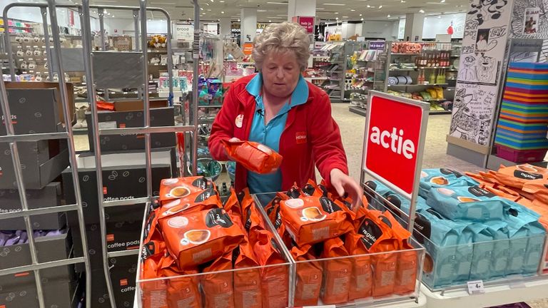 Gerda werkt ook nog gewoon op haar feestelijke dag (foto: Raymond Merkx).