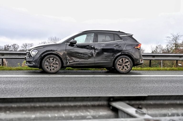 Auto's botsen op de A58 (foto: Toby de Kort/SQ Vision).