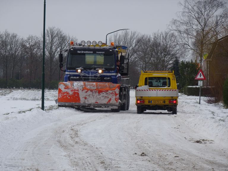 De weg wordt sneeuwvrij gemaakt (foto: An Roelen).